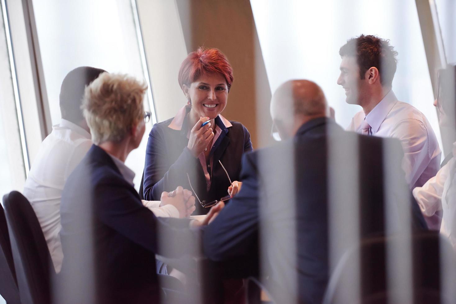 attività commerciale persone gruppo su incontro a moderno luminosa ufficio foto