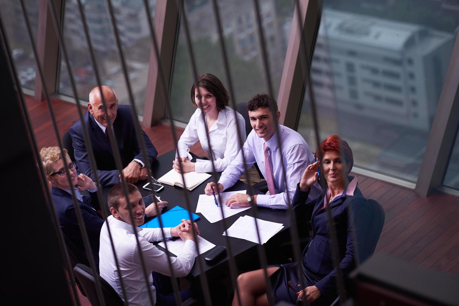 attività commerciale persone gruppo su incontro a moderno luminosa ufficio foto