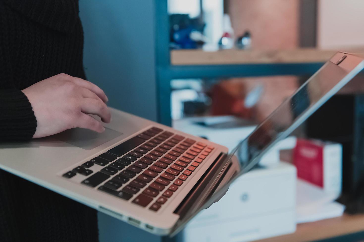 avvicinamento di un' dell'uomo mano Lavorando su il computer portatile. selettivo messa a fuoco foto