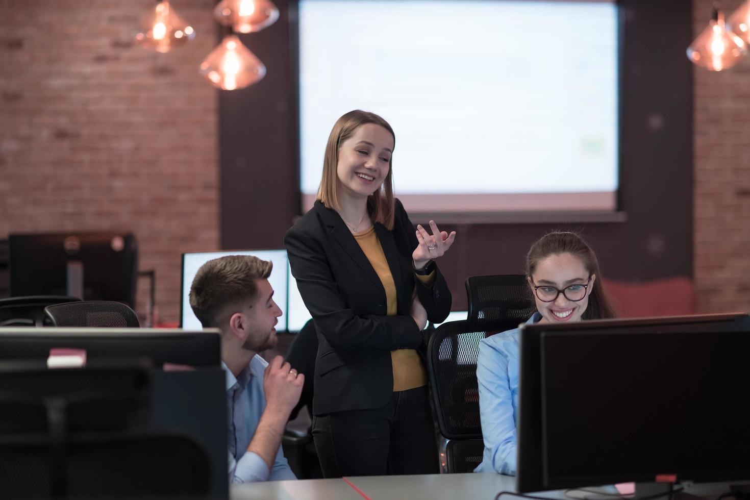 attività commerciale persone squadra esperto nel opera su attività commerciale progetto formazione istruire uomo collaboratore, piacevole signora qualificato consulente consulente assistere maschio cliente cliente a il computer. foto