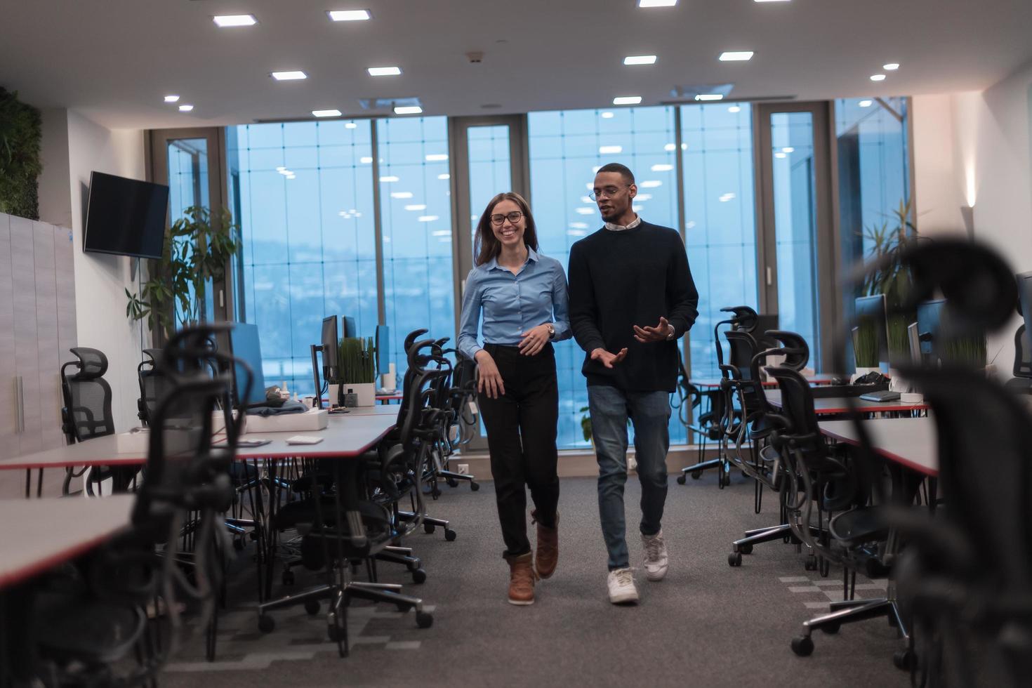 Due contento diverso professionale esecutivo attività commerciale squadra persone donna e africano americano uomo a piedi nel coworking ufficio. multiculturale azienda manager squadra ritratto. foto