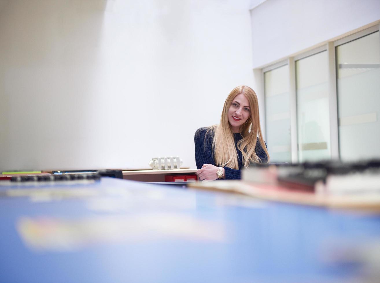 attività commerciale donna Lavorando su computer a ufficio foto