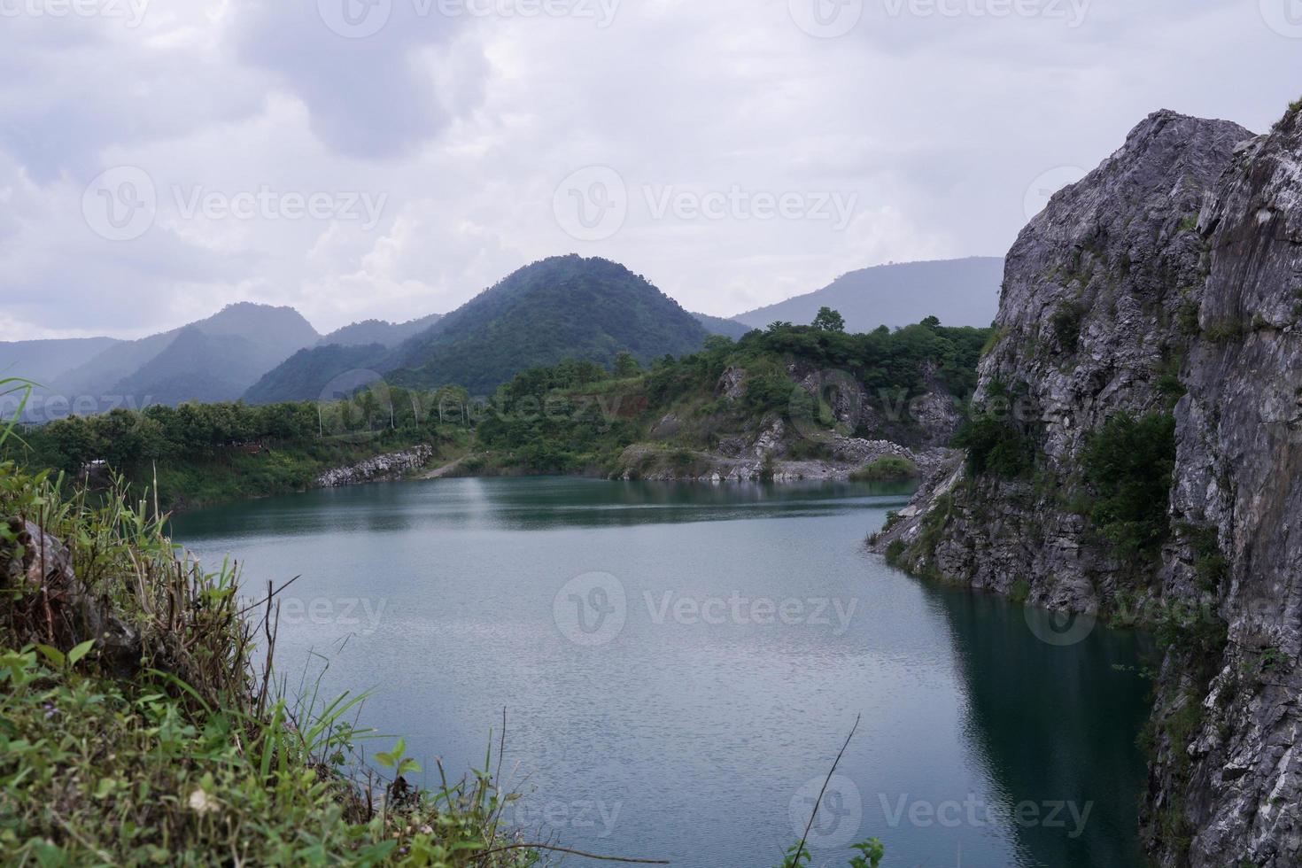 il calcare montagne dopo il concessione esplosione durante il piovoso stagione modulo un' grande e bellissimo stagno. foto