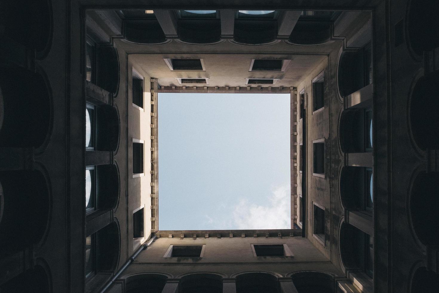 vista a occhio di verme all'interno di una struttura in cemento foto