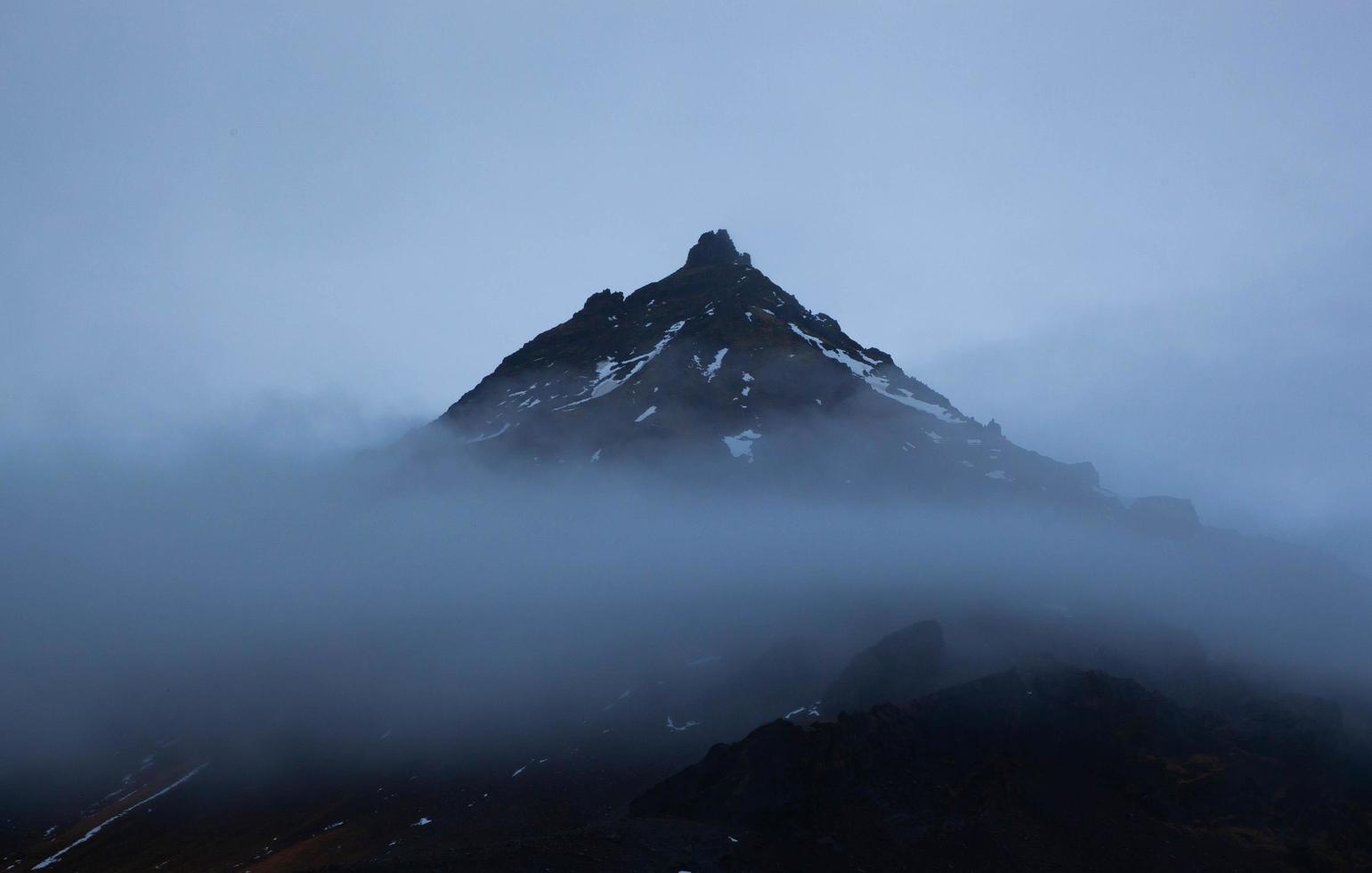 montagna con nebbia foto