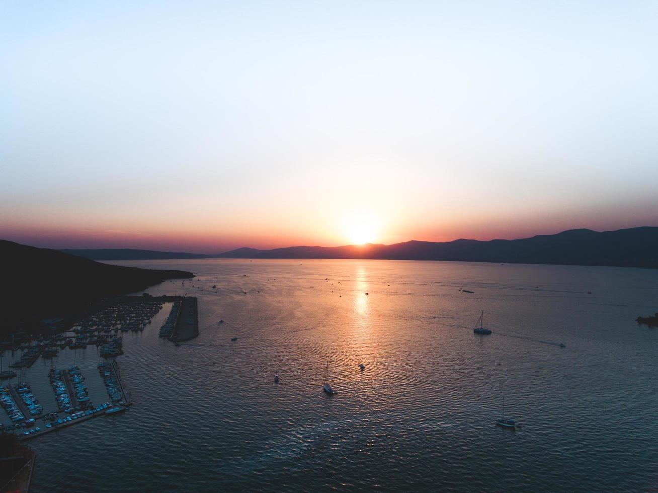 tramonto sulla spiaggia foto