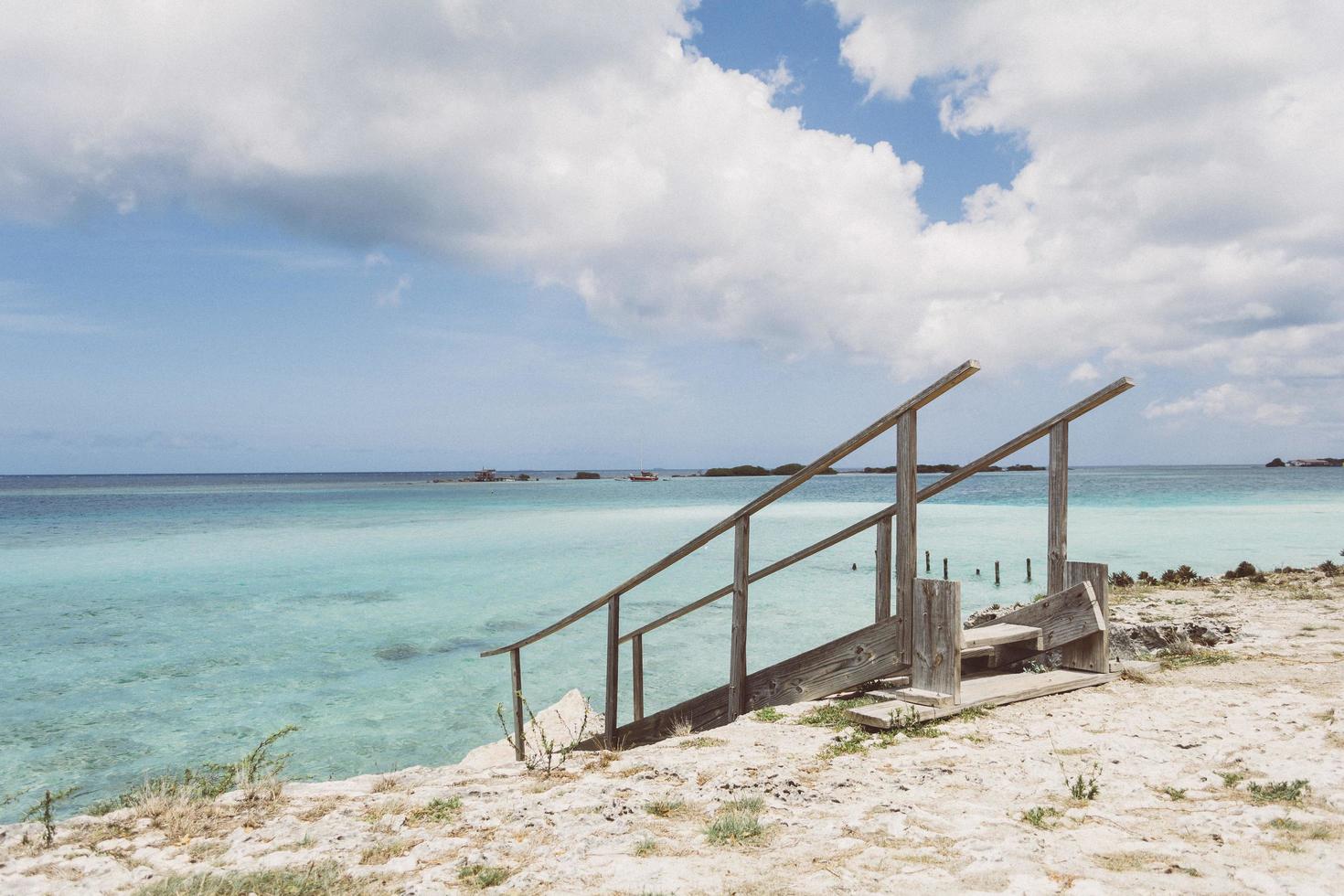 scale di legno verso il mare foto