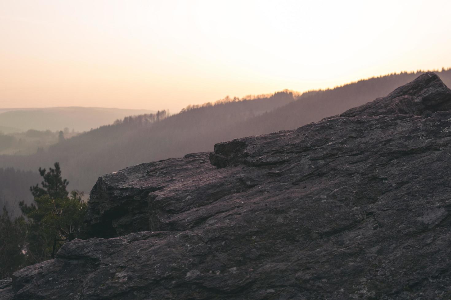 sagoma delle montagne durante il giorno foto