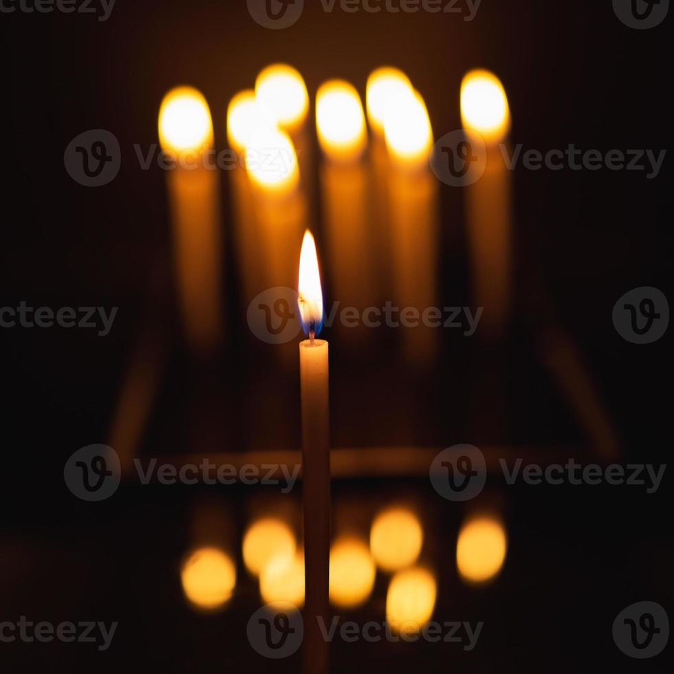 candele erano illuminato nel il buio per eseguire alcuni rituali come come arancia luce. e messa a fuoco su alcuni candele per rendere loro In piedi fuori. alcuni siamo su di messa a fuoco per profondità di campo e bokeh. foto