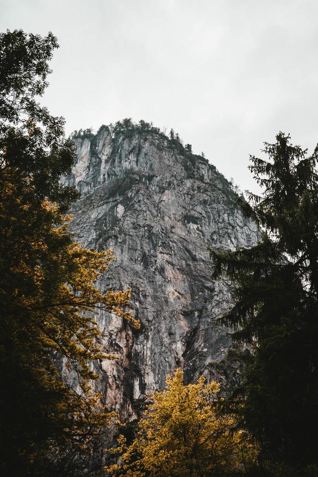 guardando la montagna rocciosa foto