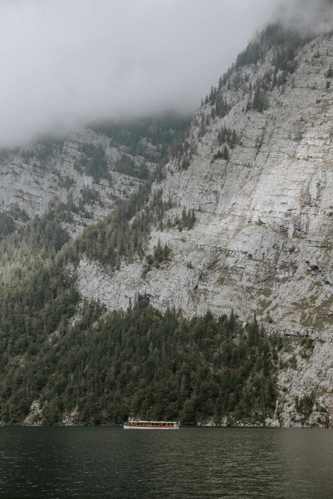 montagne rocciose vicino al corpo d'acqua foto