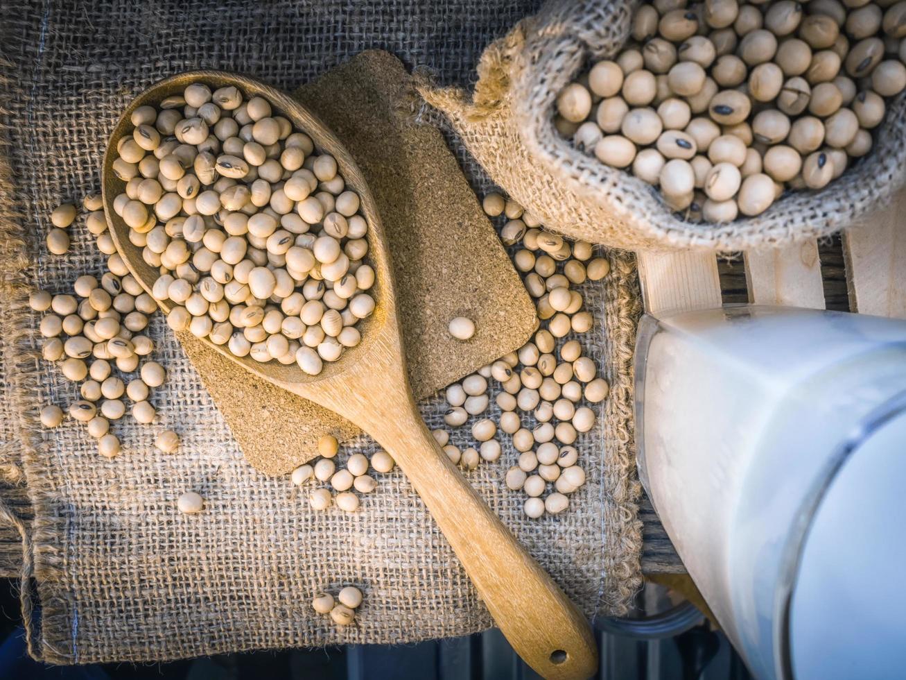 fagioli di soia e bicchiere di latte di soia foto