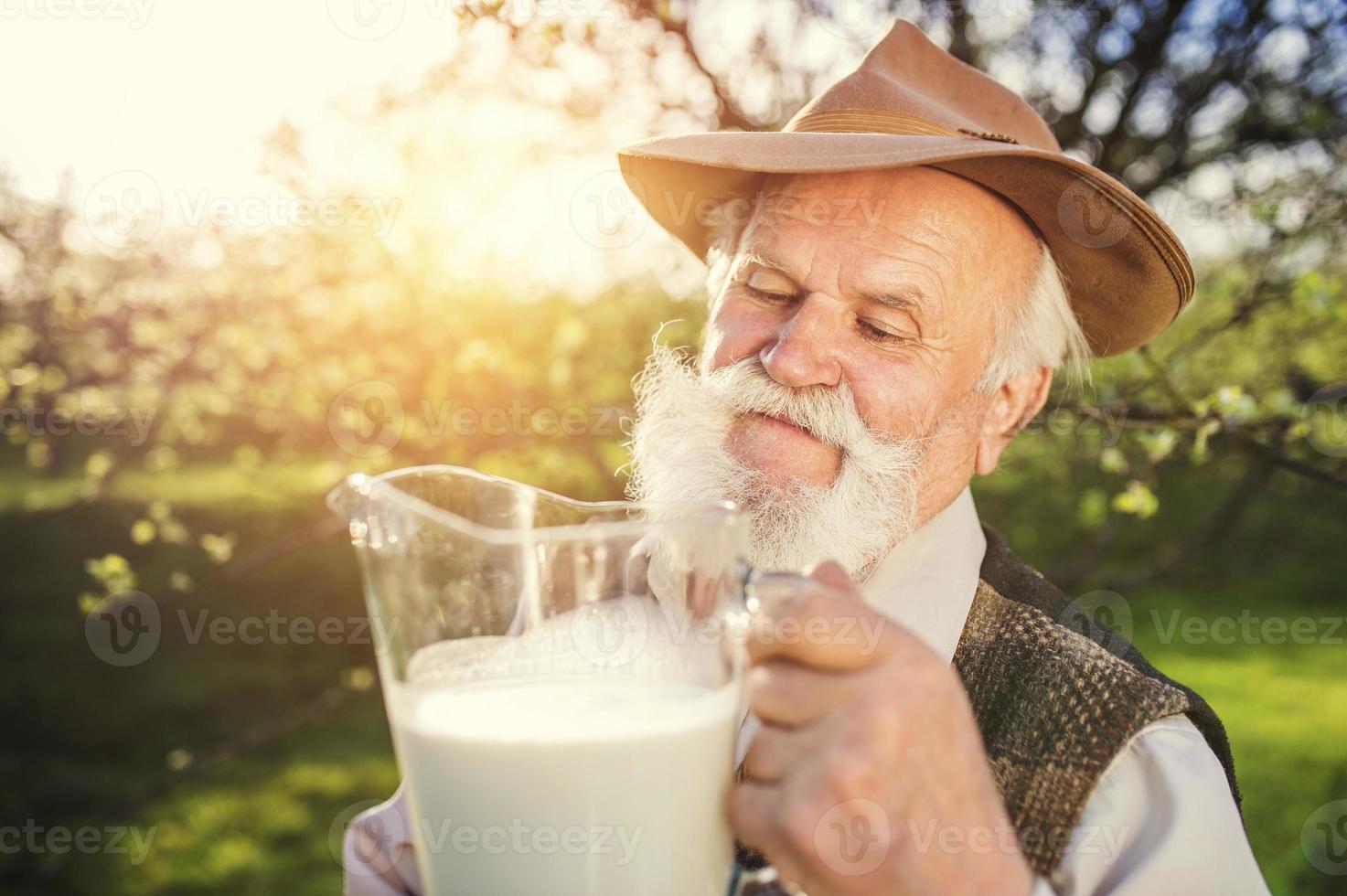 contadino con brocca di latte foto