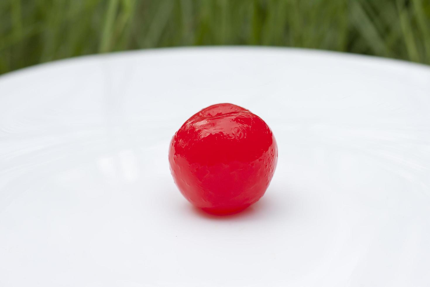 zucchero rivestito rosso ciliegie siamo Usato per decorare dolci nel bianca piatto. foto