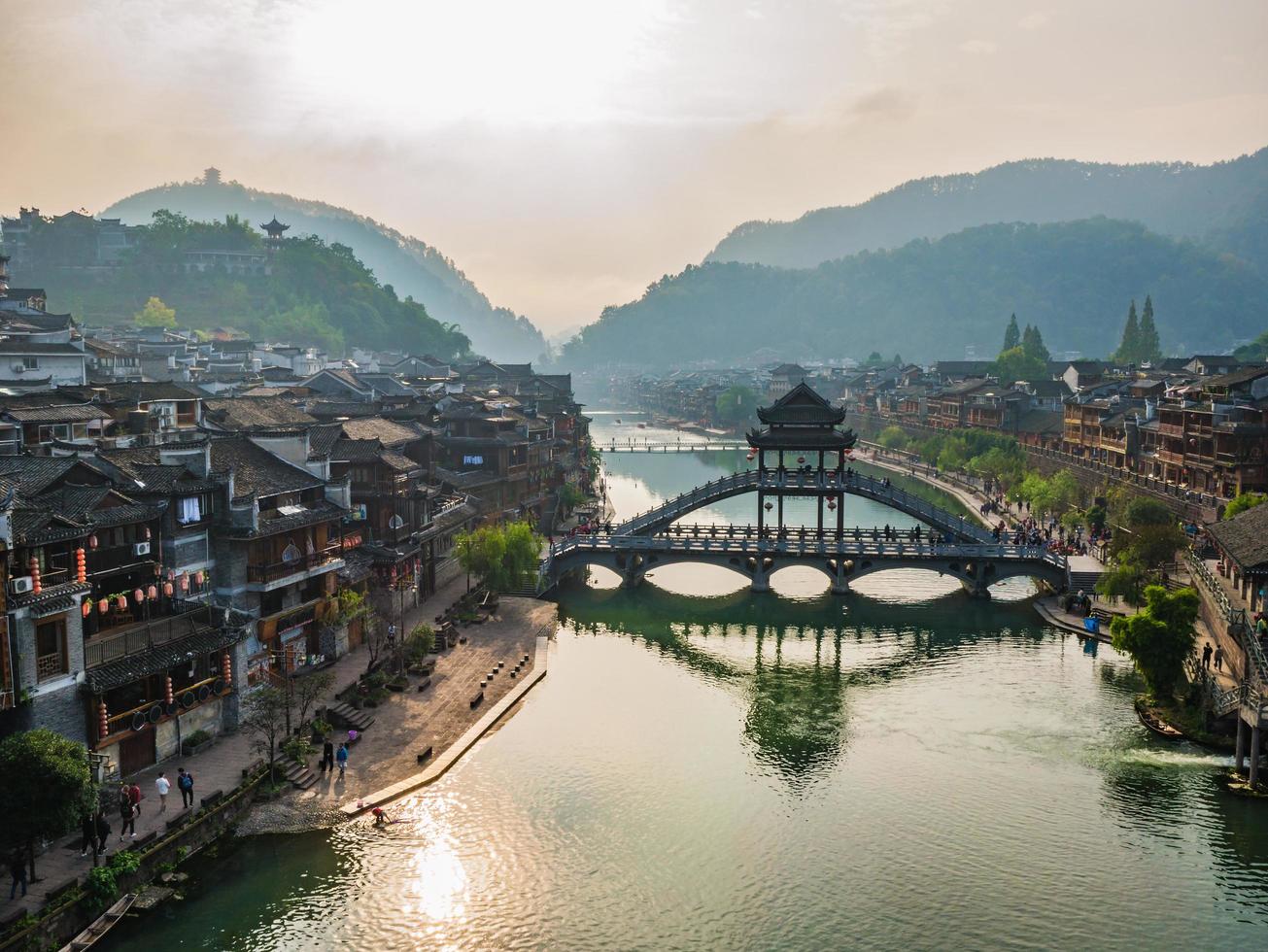 scenario Visualizza nel il mattina di fenghuang vecchio cittadina .Fenice antico cittadina o fenghuang contea è un' contea di hunan Provincia, Cina foto