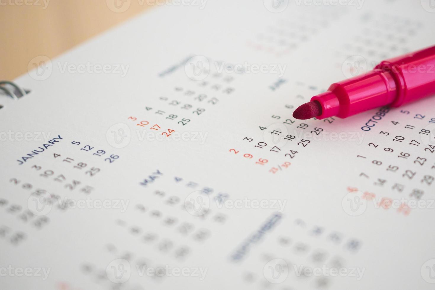 calendario pagina con rosso penna vicino su foto