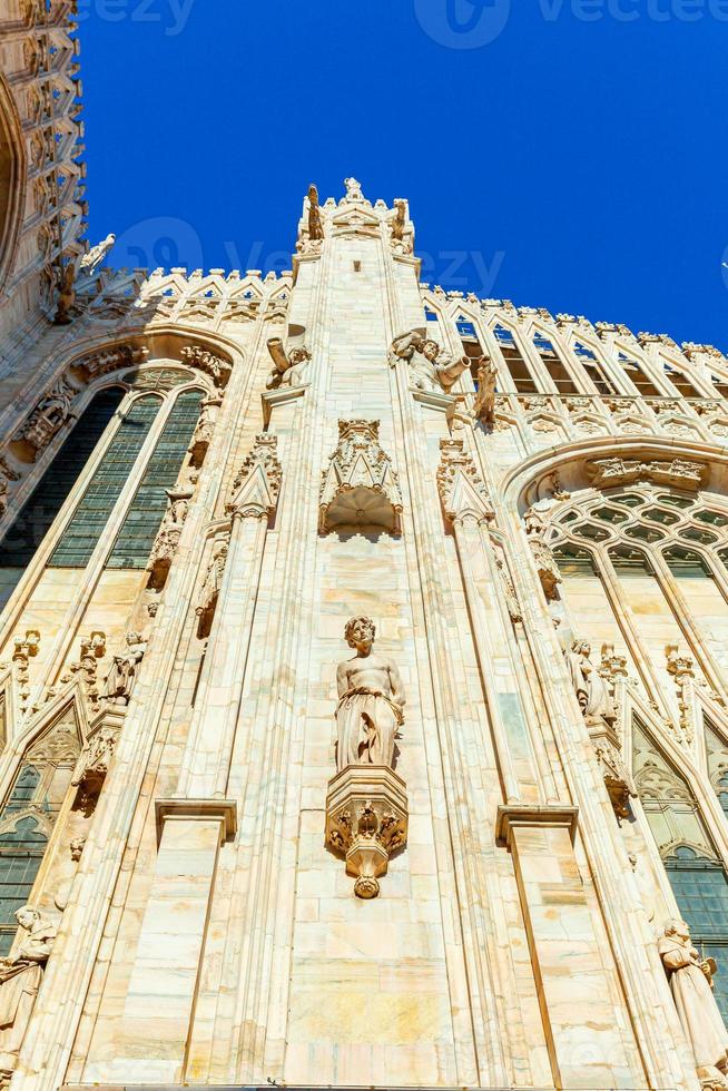 facciata del duomo di milano duomo di milano con guglie gotiche e statue in marmo bianco. principale attrazione turistica in piazza a milano, lombardia, italia. vista grandangolare della vecchia architettura gotica e dell'arte. foto