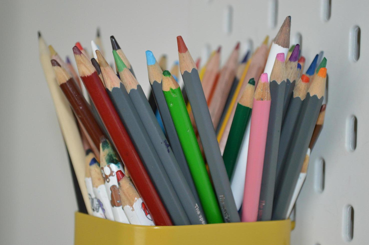 assortito colorato matite nel un' pentola foto