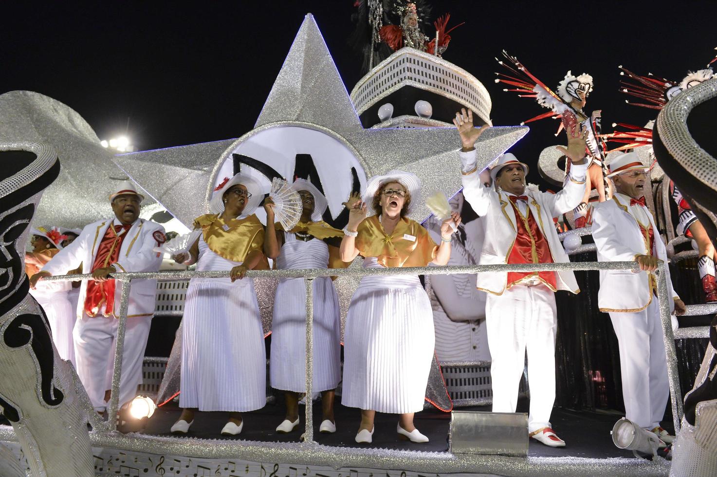 rio de janeiro, rj brasile - febbraio 09, 2018 - samba scuola parata nel sambodromo. Unidos fare porto da pedra durante Festival a marche de sapucai strada. foto