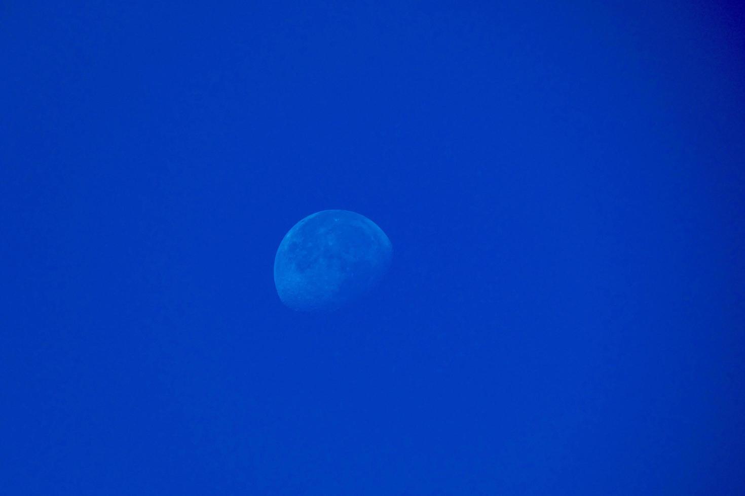 Luna a il inizio di il calante trimestre foto
