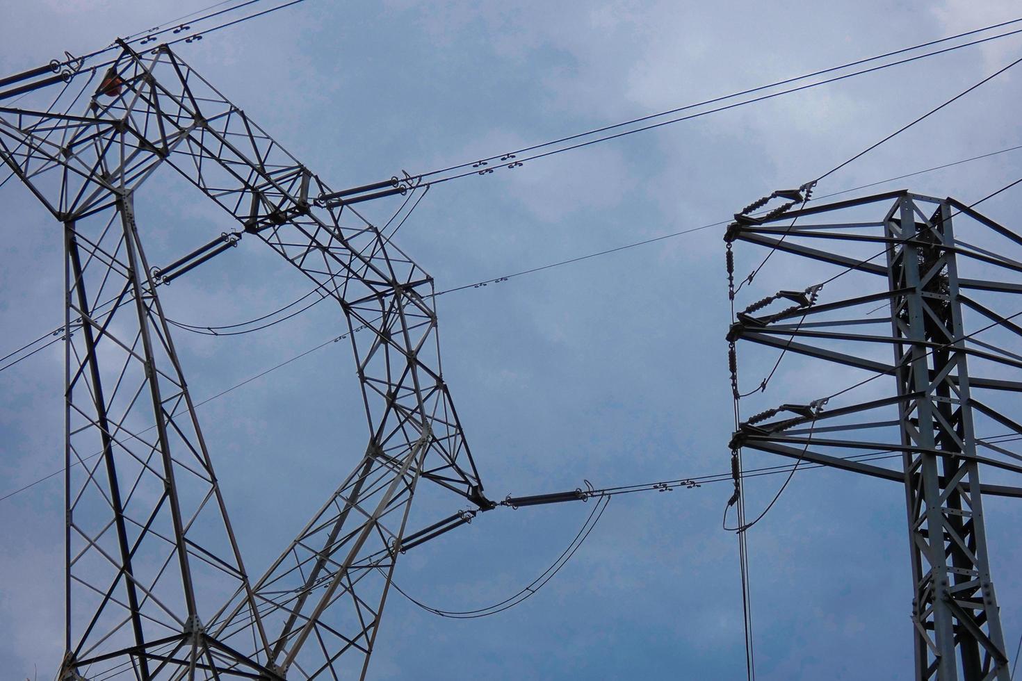 elettrico torri supporto il rame cavi quello trasmettere e trasporto elettricità foto