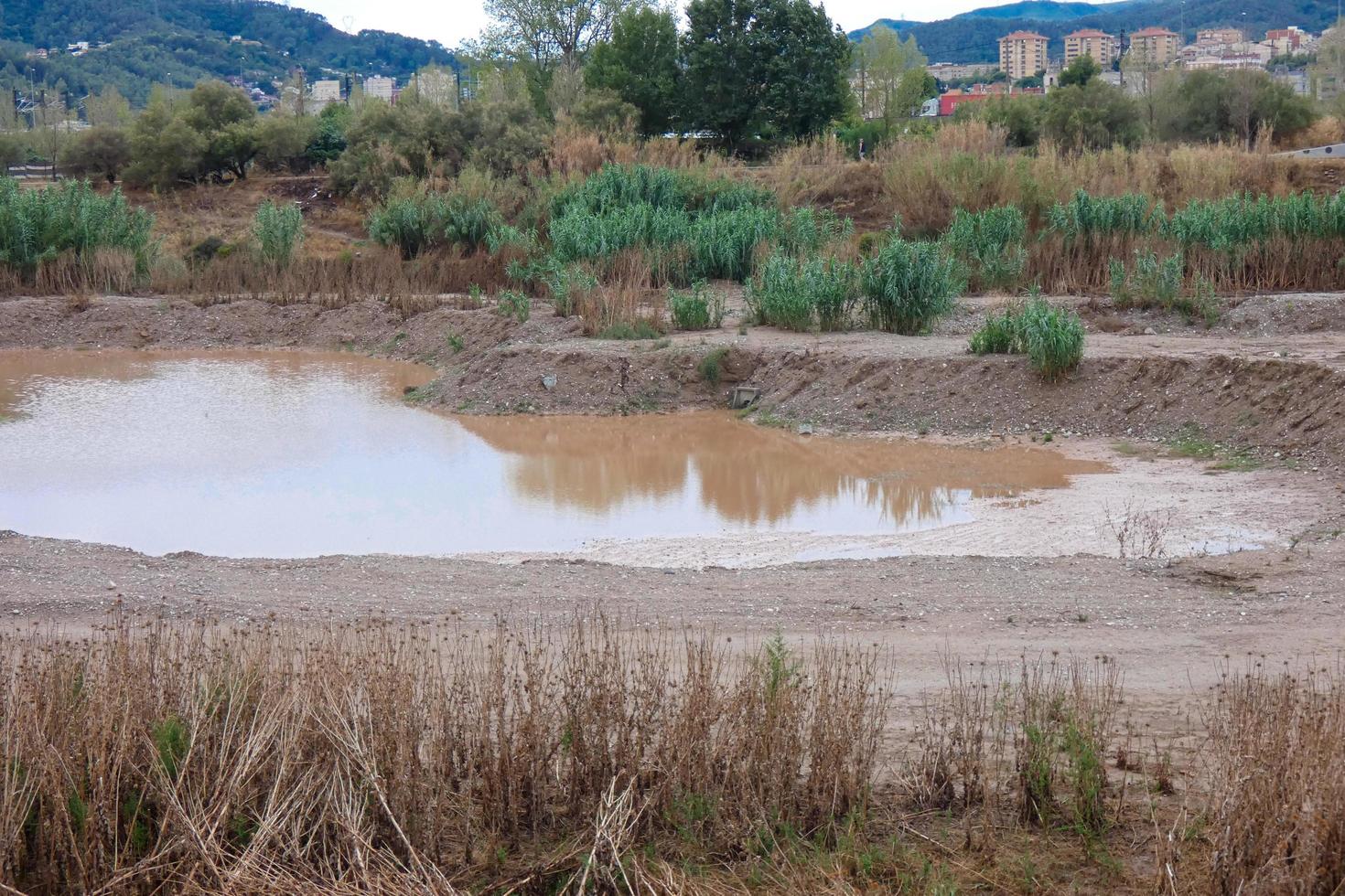 llobregat fiume molto vicino per suo bocca nel il mediterraneo mare vicino il città di barcellona. foto