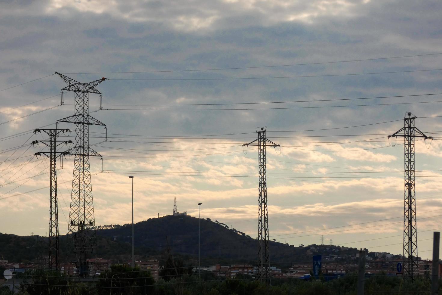 elettrico torri supporto il rame cavi quello trasmettere e trasporto elettricità foto