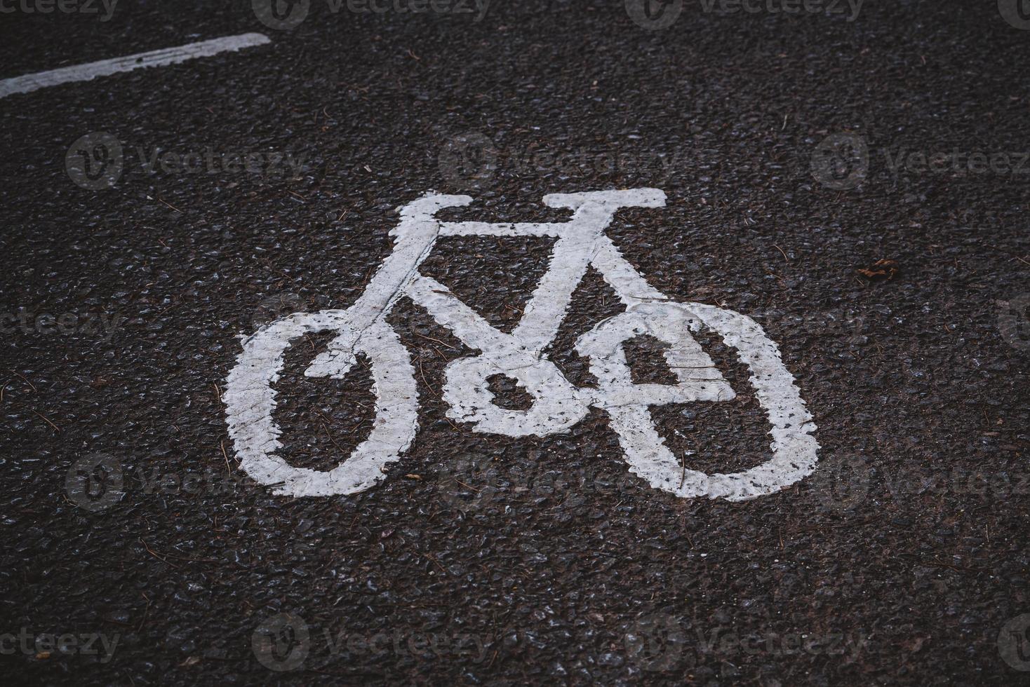 bicicletta cartello su pavimento foto