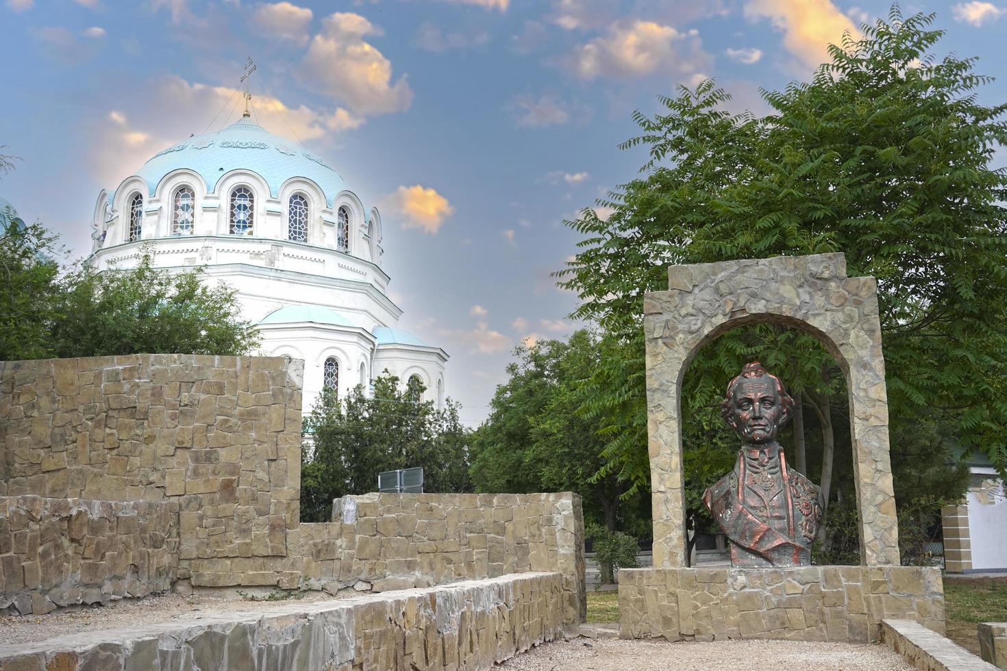 evpatoria, Crimea-giugno 18, 2015-urbano paesaggio con un' monumento per suvorov foto