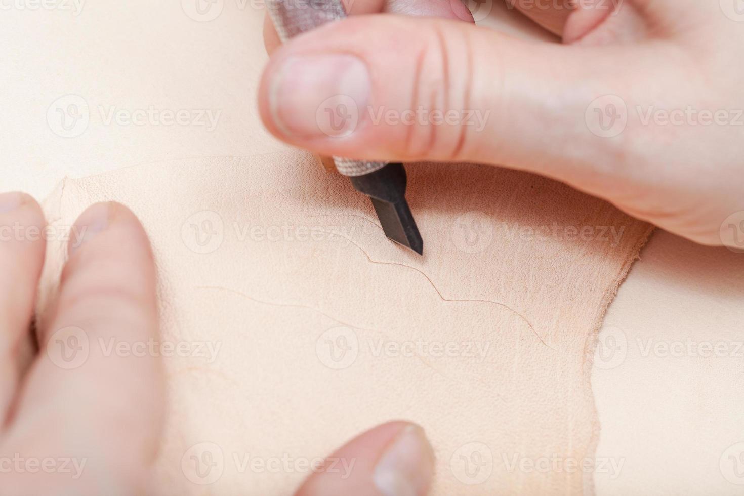 artigiano tagliare pelle superficie di perno coltello foto