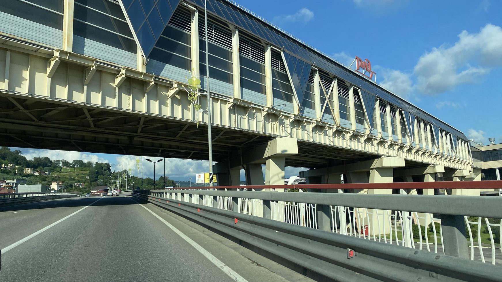 sochi, Russia - luglio 27, 2022 urbano paesaggio con un' Visualizza di il aeroporto infrastruttura foto