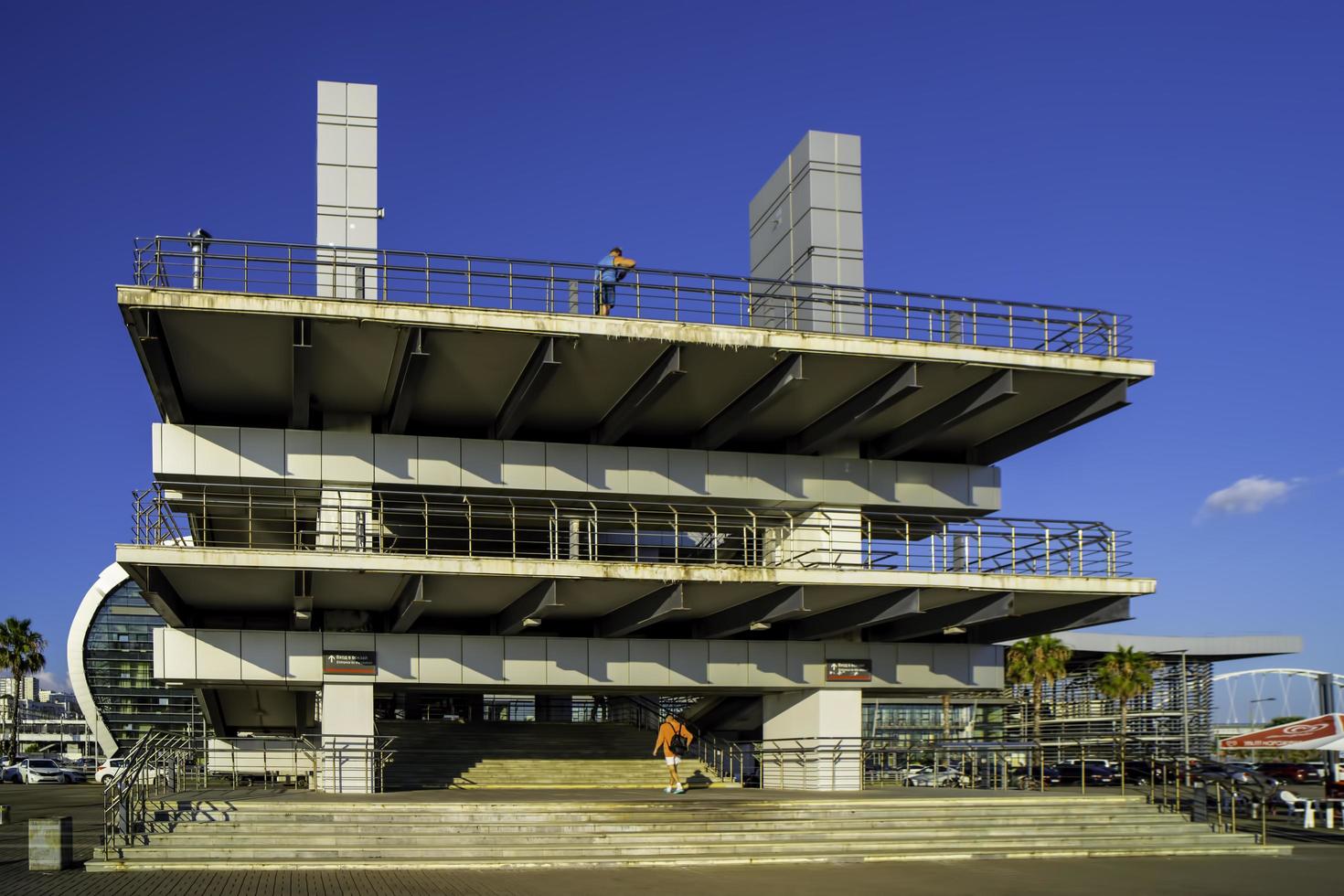 sochi, russia - 28 luglio 2022 paesaggio urbano con la stazione ferroviaria di Adler foto