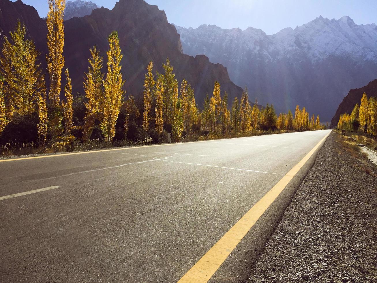 strada del karakorum autostrada in autunno, pakistan foto