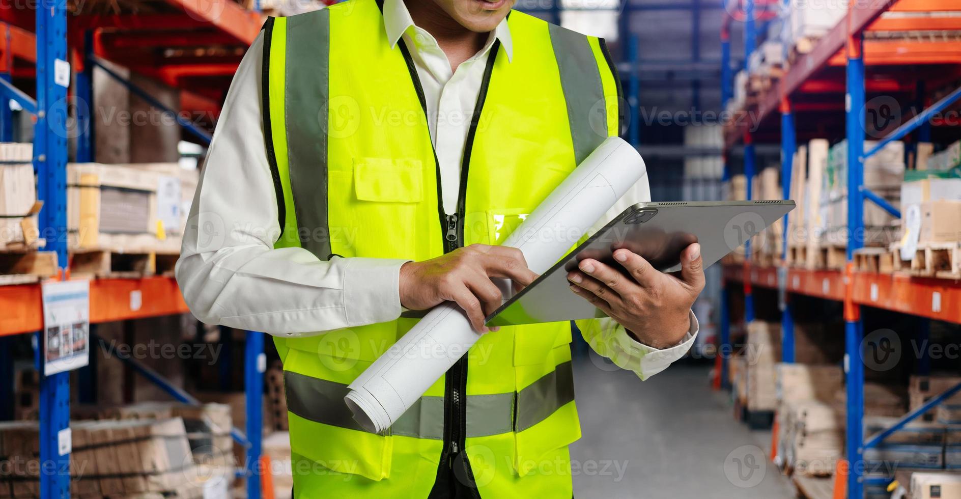 Conservazione lavoratore nel uniforme indossare difficile cappello controlli azione e inventario con digitale tavoletta computer nel il Al dettaglio magazzino pieno di scaffali con merce. foto