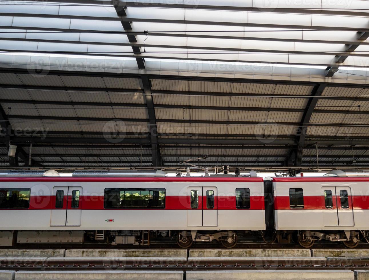 il elettrico treno fermate per raccogliere su viaggiatori a un' suburbano stazione. foto