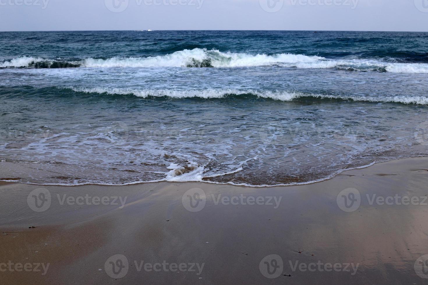 sabbioso spiaggia su il mediterraneo mare nel settentrionale Israele. foto