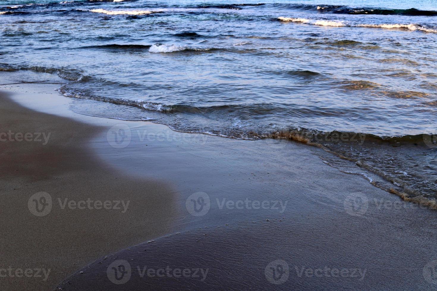 sabbioso spiaggia su il mediterraneo mare nel settentrionale Israele. foto