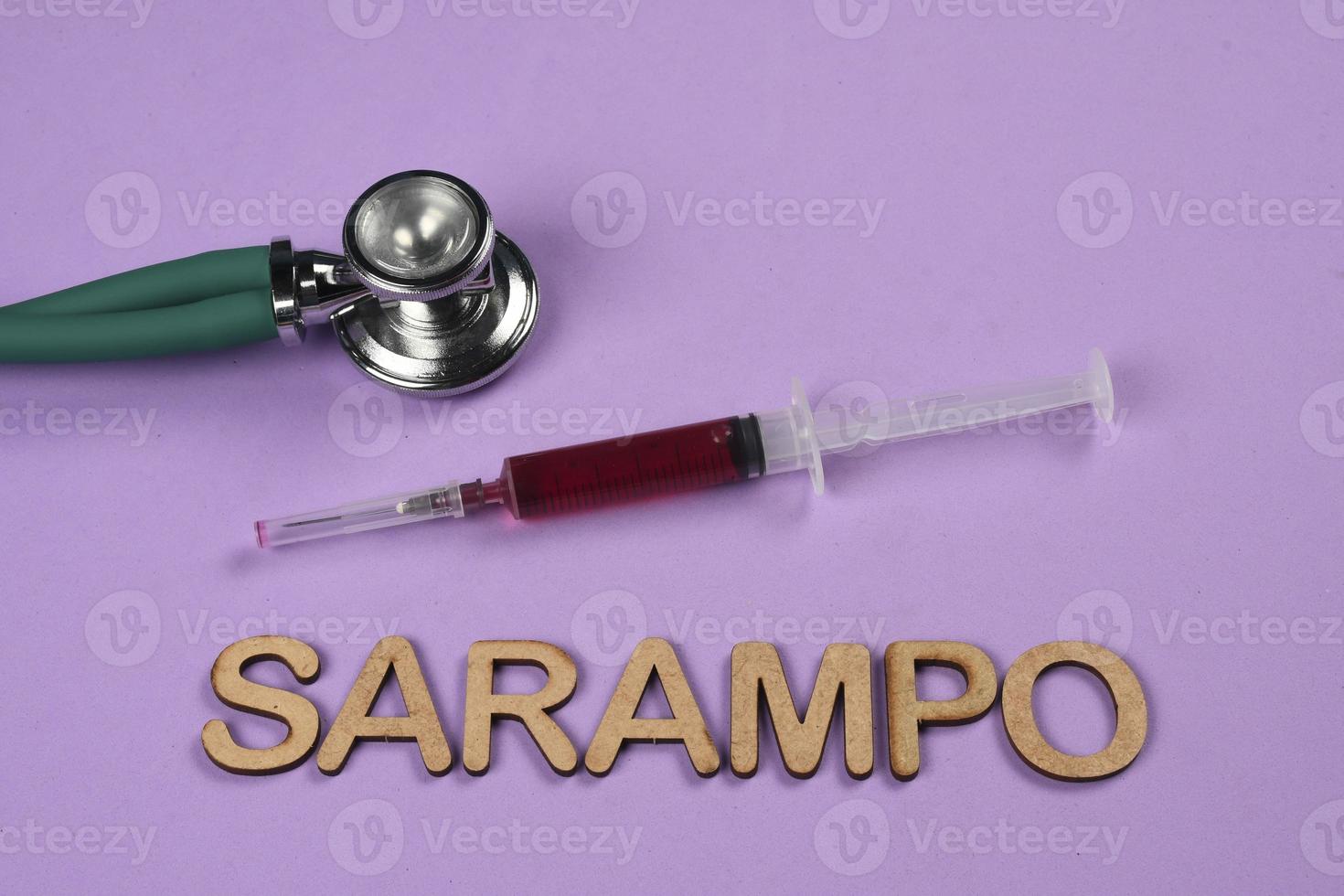 vaccinazione siringa con il parola morbillo scritto nel portoghese. foto