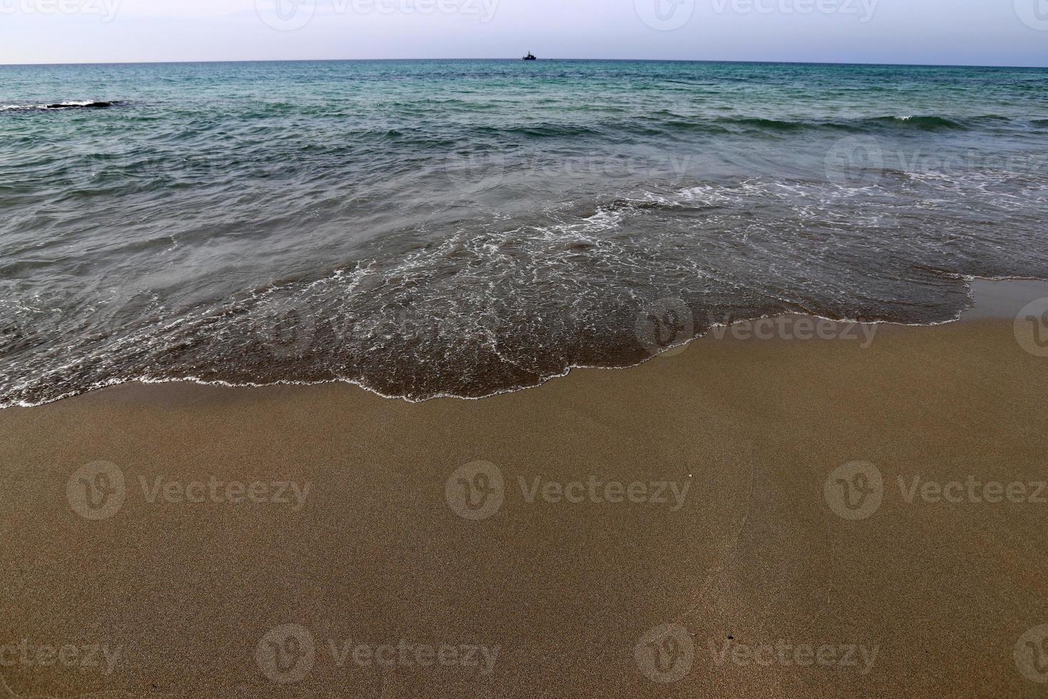 sabbioso spiaggia su il mediterraneo mare nel settentrionale Israele. foto