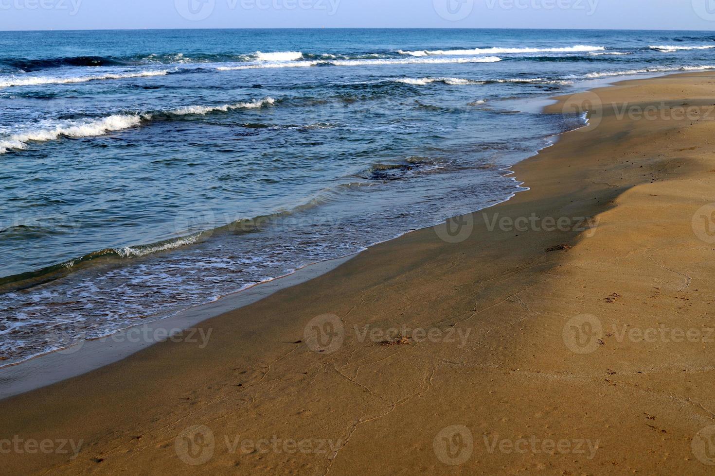 sabbioso spiaggia su il mediterraneo mare nel settentrionale Israele. foto