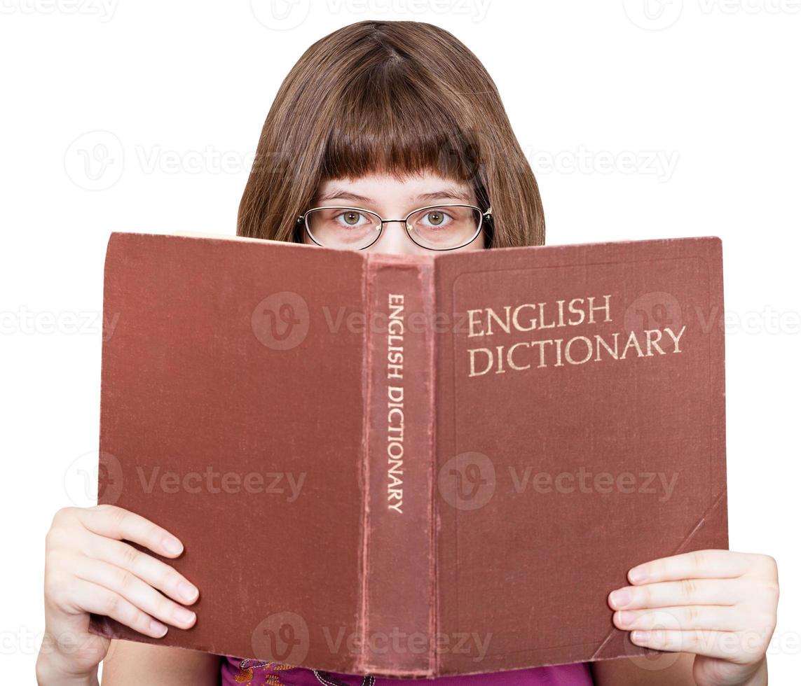 ragazza con bicchieri sembra al di sopra di inglese dizionario foto