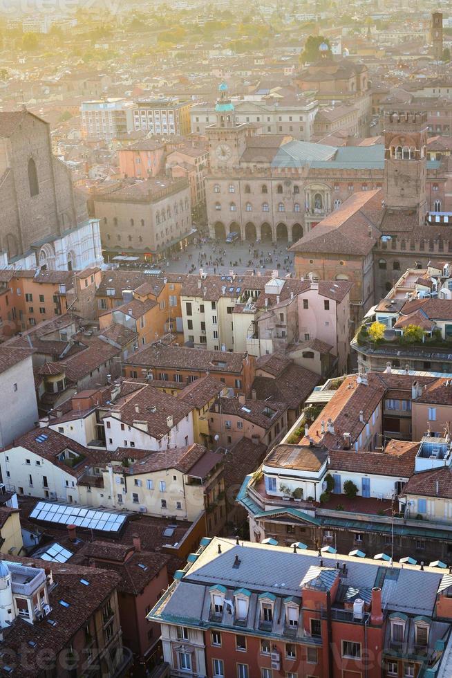 Visualizza di case e piazza maggiore nel bologna città foto