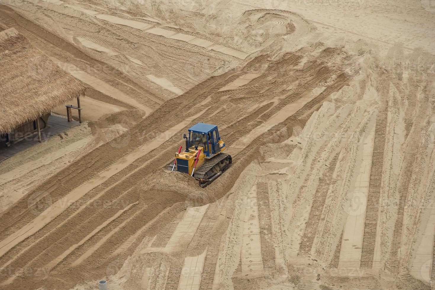 bulldozer appiattisce spiaggia sabbia. superiore Visualizza foto