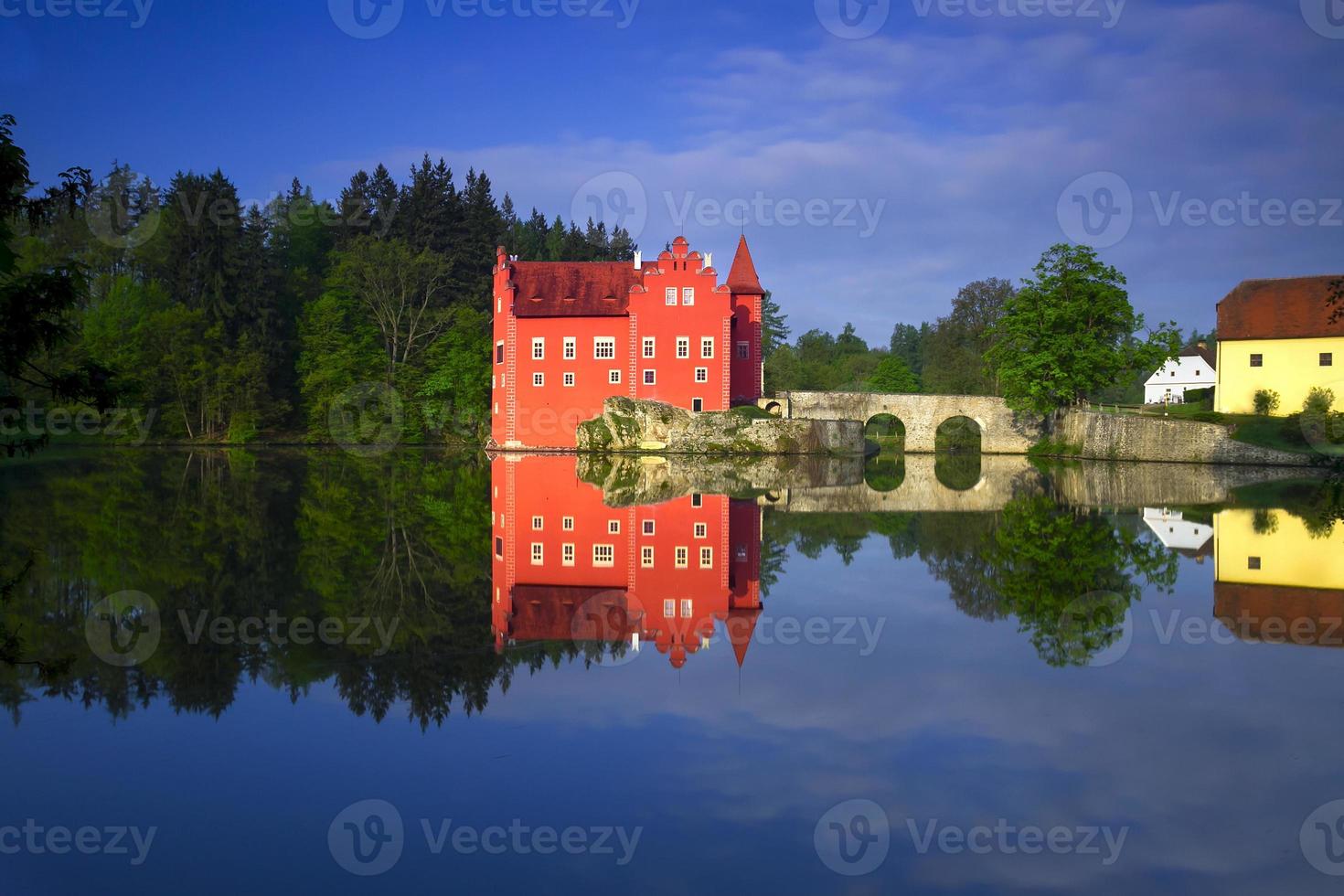 il castello rosso cervena lhota nella repubblica ceca foto