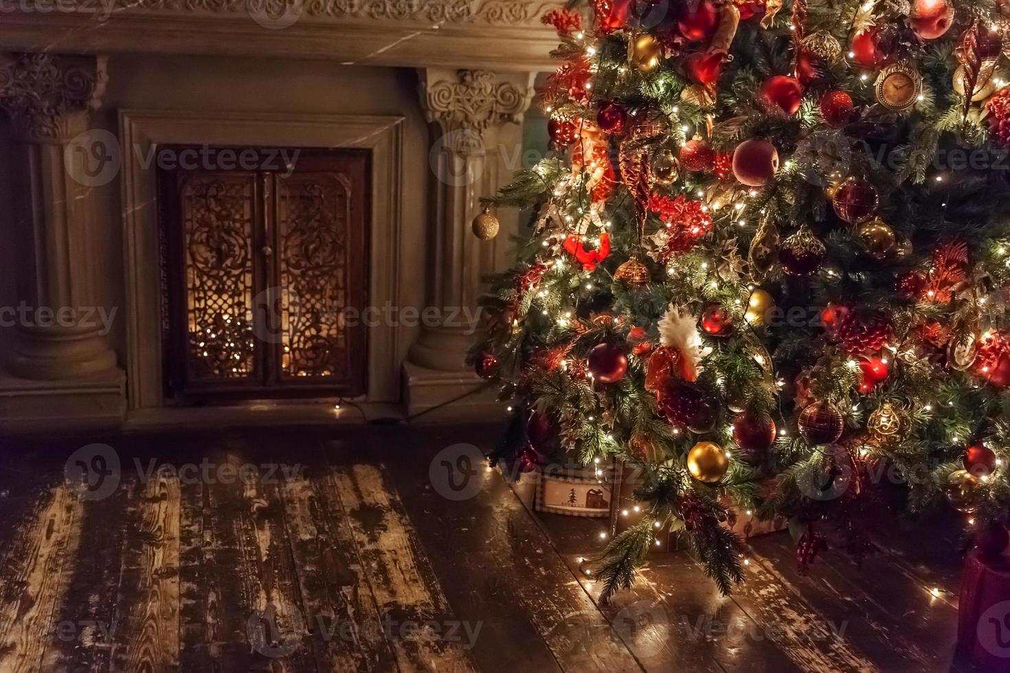 classico Natale nuovo anno decorato interno camera nuovo anno albero con argento e rosso ornamento decorazioni foto