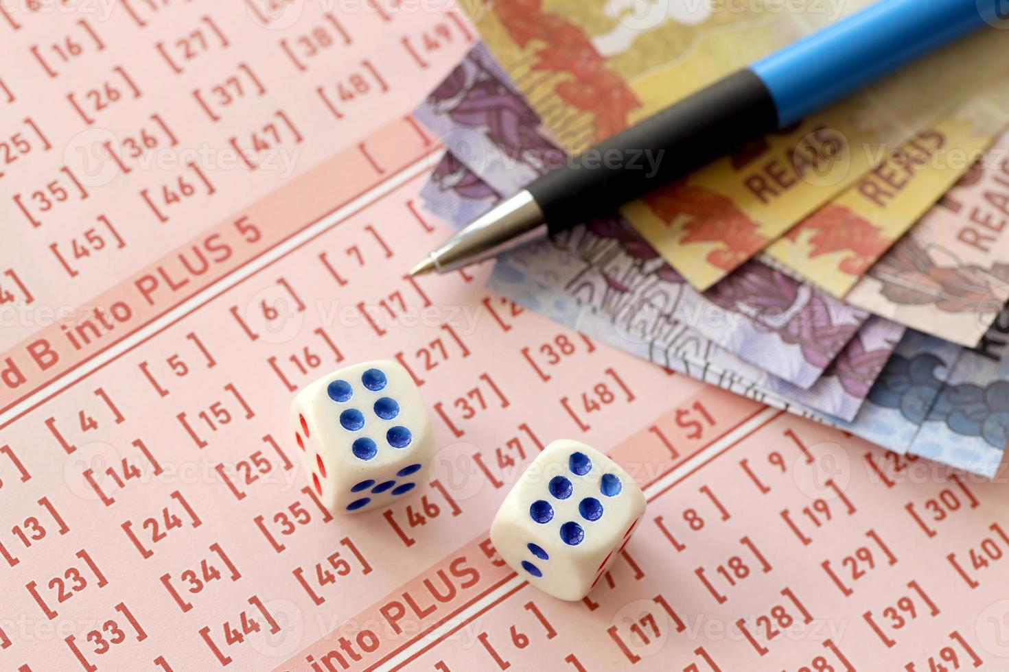 dado cubi con brasiliano i soldi fatture su vuoto di lotteria gioco. concetto di fortuna e gioco d'azzardo nel brasile foto