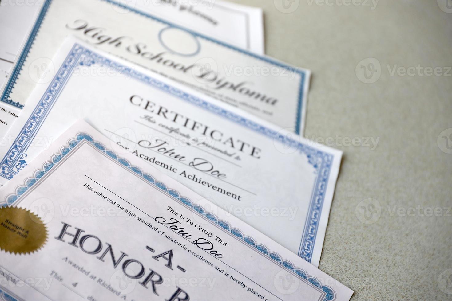 un' onore rotolo riconoscimento, certificato di realizzazione e alto scuola diploma bugie su tavolo. formazione scolastica documenti foto