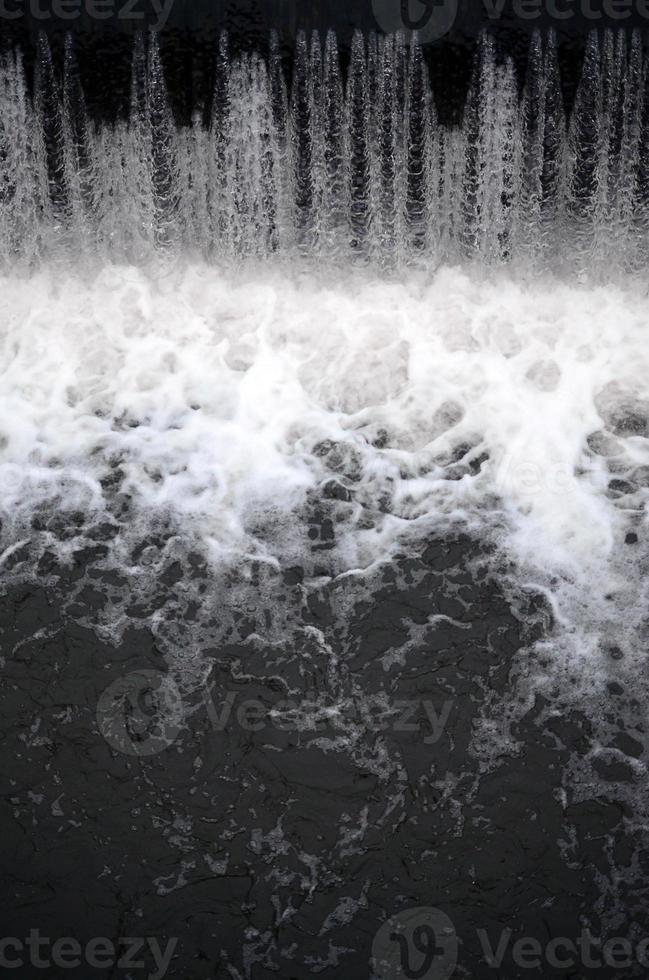 un' immagine di il fluente acqua. il diga è progettato per regolare il acqua livello nel fiumi entro il città e per fornire tecnico acqua per industriale oggetti foto