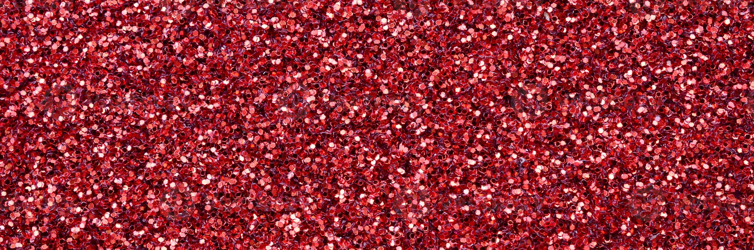 un' enorme quantità di rosso decorativo paillettes. sfondo struttura con brillante, piccolo elementi quello riflettere leggero nel un' casuale ordine. luccichio struttura foto