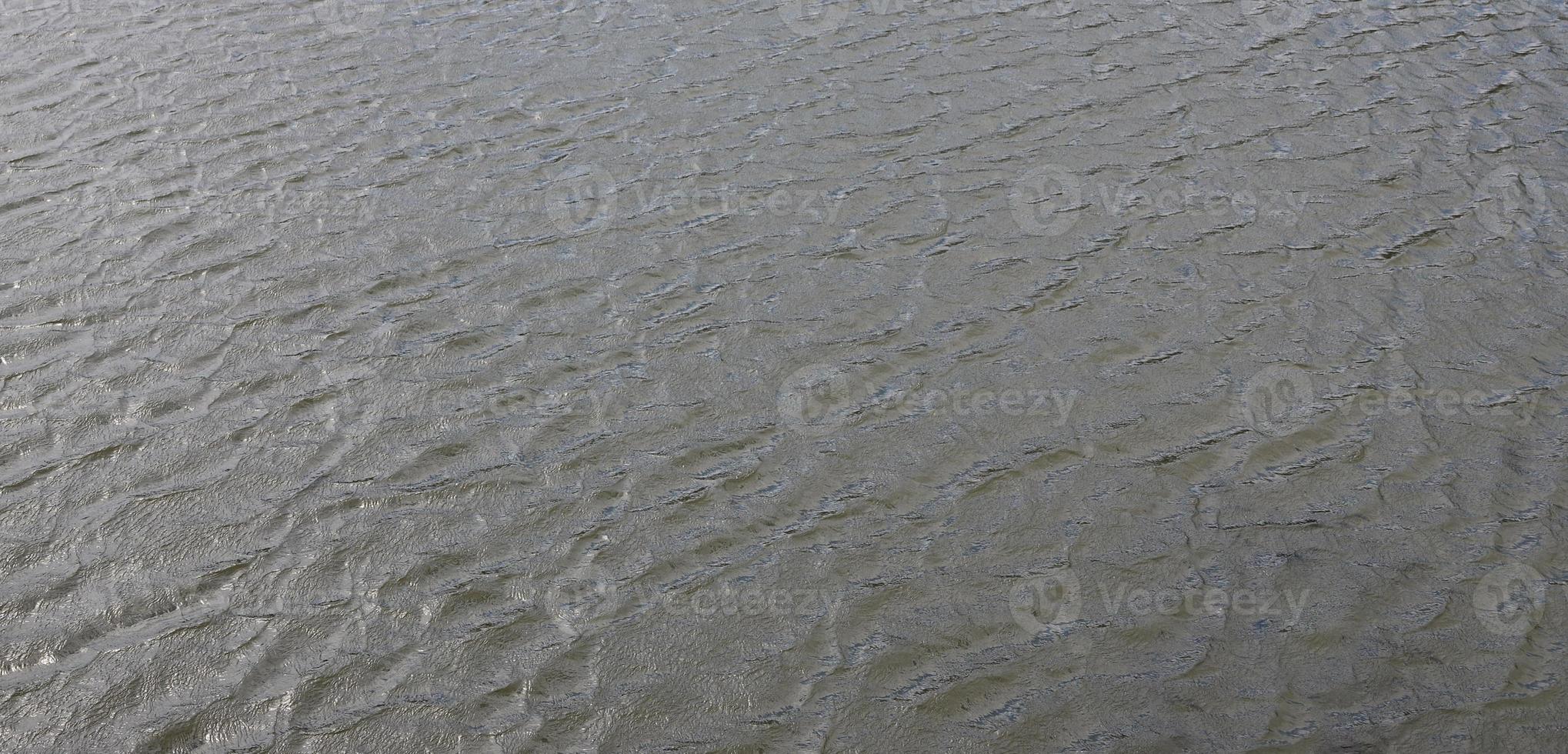 il struttura di buio fiume acqua sotto il influenza di vento, impresso nel prospettiva. orizzontale Immagine foto